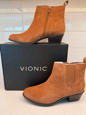 NEW IN BOX Vionic Roseland Water-Repellent Suede Ankle Boots Toffee 9M Women's